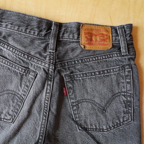 The Levi's Wedgie Short in Dark Grey for Women, size 25 - Picture 6 of 6